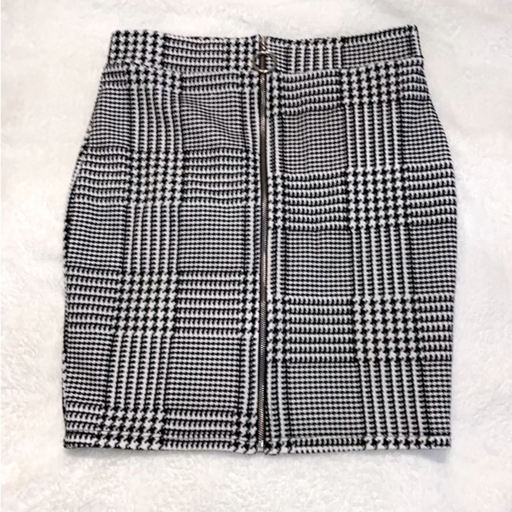 Akira Houndstooth zip front skirt Small black & white
